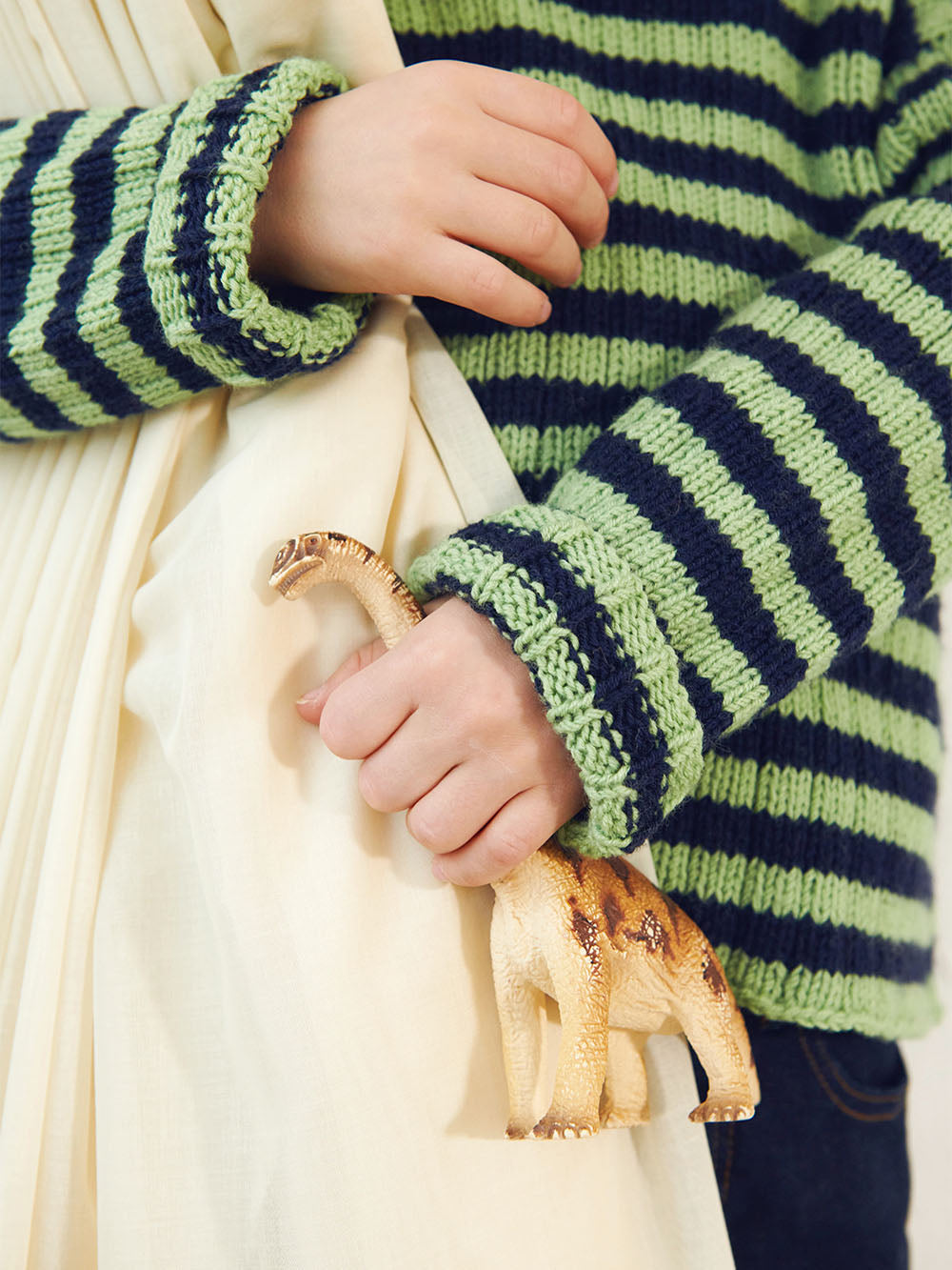 Sandnes opskrift: Enkeltopskrift / Mykt til Barn 2401 / Nr, 2 SEDRICK SWEATER JUNIOR