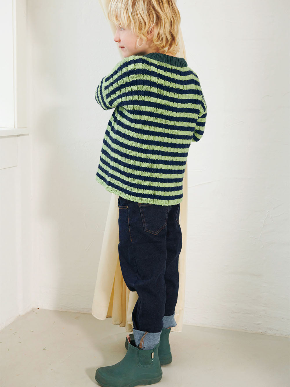 Sandnes opskrift: Enkeltopskrift / Mykt til Barn 2401 / Nr, 2 SEDRICK SWEATER JUNIOR