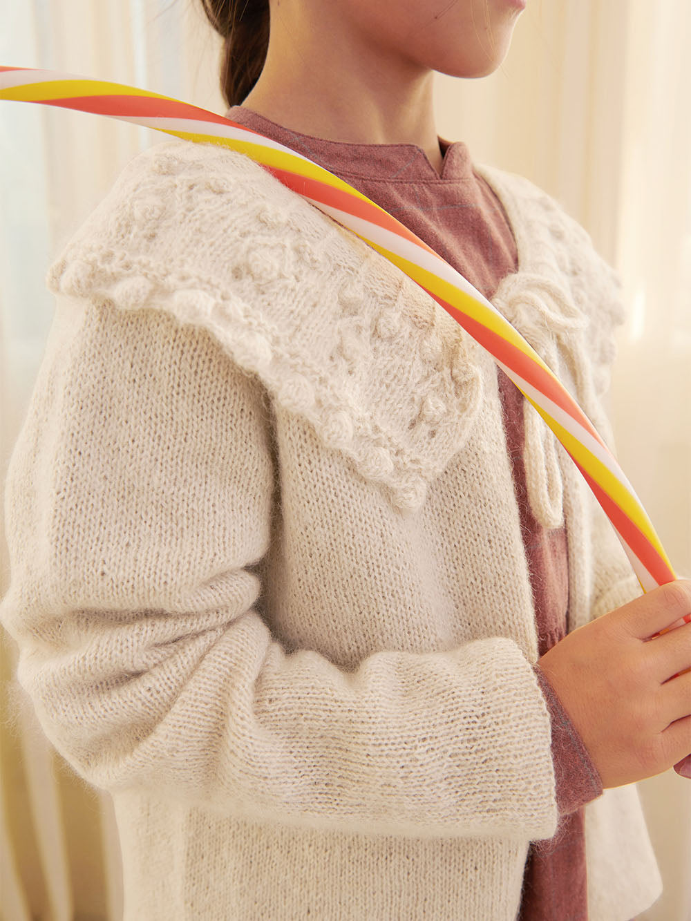 Sandnes opskrift: Enkeltopskrift / 2401 Mykt til Barn / Nr. 7 LILLY BLOUSE JUNIOR