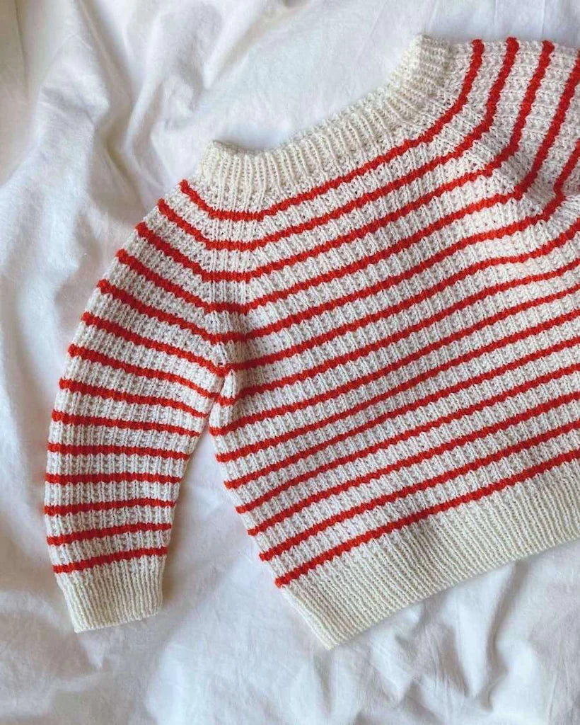 PetiteKnit opskrift - Friday Sweater Baby, papirudgave
