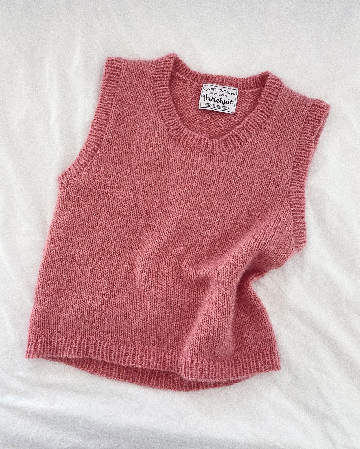 PetiteKnit opskrift - Stockholm Slipover Junior, papirudgave