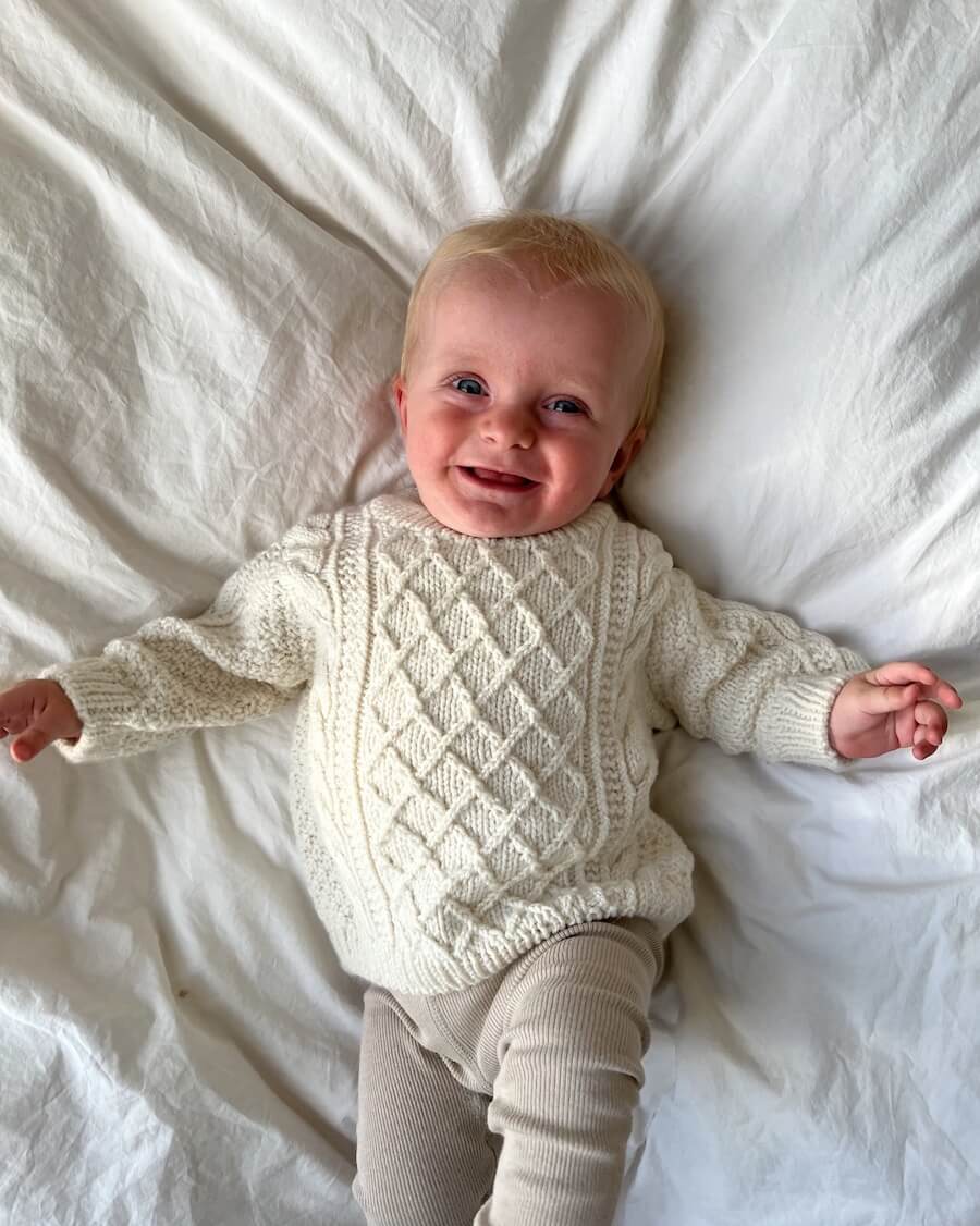 PetiteKnit opskrift - Moby Sweater Baby, papirudgave