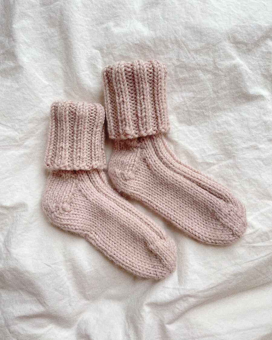 PetiteKnit opskrift - Sunday Socks Junior, papirudgave