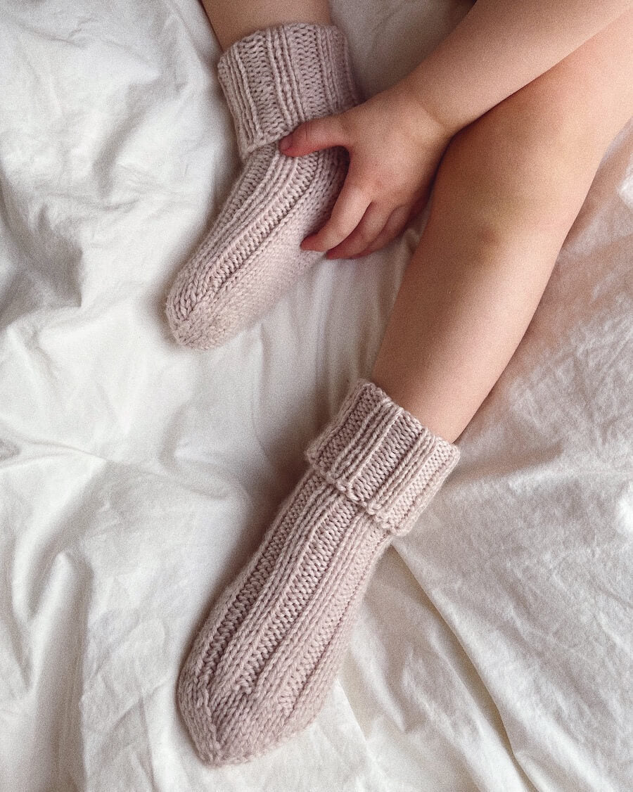 PetiteKnit opskrift - Sunday Socks Junior, papirudgave