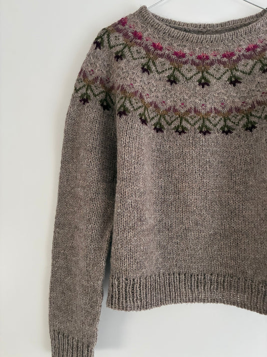 Kvit Pullover Tetisknitgarden - garnkit i Nikolaj Garn