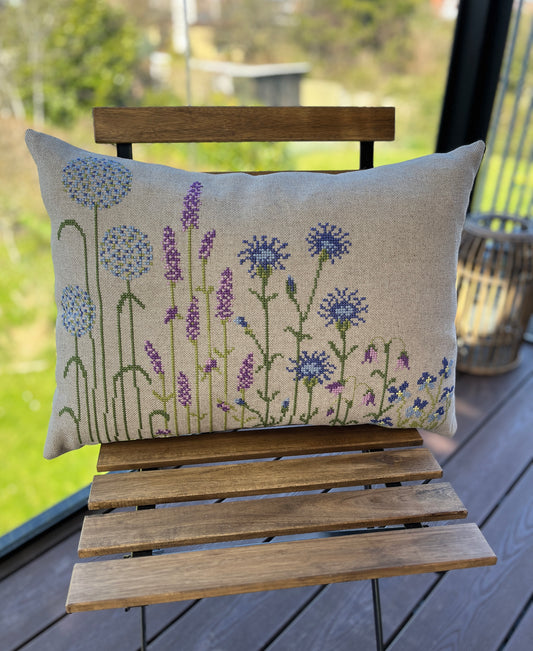 Blue Flowers pude - Pomp Stitch