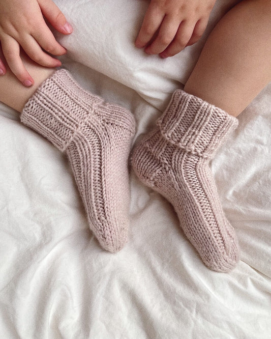 PetiteKnit opskrift - Sunday Socks Junior, papirudgave